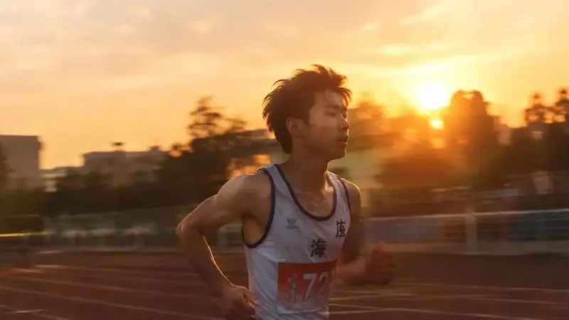 摘星少年封面图，剧集类内容，县城中学的跳高队，想去一次省里的赛场。